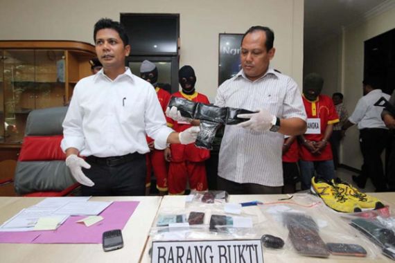 Simpan Sabu Dalam Anus Hingga Lilit di Celana Dalam, Empat Kurir Sabu Malaysia Ditangkap - JPNN.COM