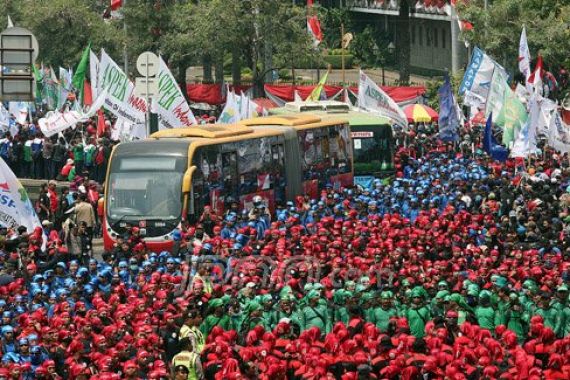 Maling Beraksi di Demo Buruh, Pas Ditangkap Mewek - JPNN.COM