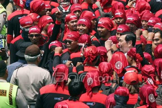 Lihat nih! Foto Jenderal TNI Tebar Senyum di Tengah Lautan Massa Demo Buruh - JPNN.COM