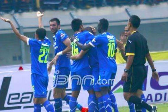 Kemenangan Persib 4-0 Dibantu Oleh Malam - JPNN.COM