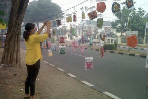 Inspiratif.. Awalnya Ibu Rumah Tangga, Kini Bisa Kumpulkan Ratusan Ribu Tiap Hari - JPNN.COM