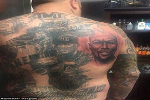 Sangar! Punggung Pria Ini Penuh Tato Floyd Mayweather - JPNN.COM