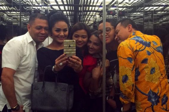 Cie... Aurel-Krisdayanti Damai, Anang-Raul Lemos Selfie Bareng, Ini Penampakannya - JPNN.COM