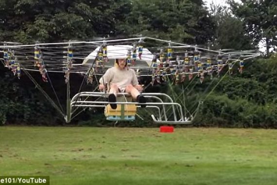 VIDEO Helikopter Mini Pakai Kursi Taman dan Payung Mengudara - JPNN.COM