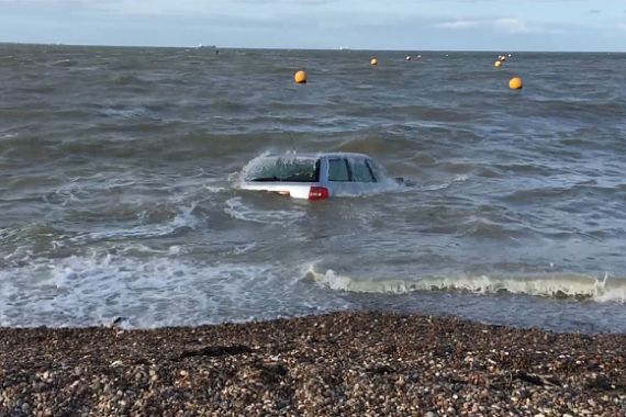 Parkir Sembarangan di Pinggir Pantai, Mobil Ini 'Ditelan' Ombak - JPNN.COM