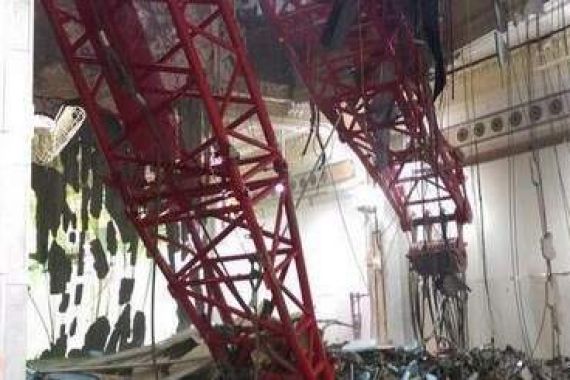 Dihantam Badai, Crane Jatuh di Area Tawaf - JPNN.COM