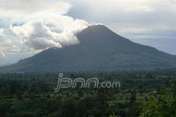 AWAS! Sinabung Meletus, Terbesar Dalam Seminggu Terakhir - JPNN.COM