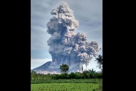 Dahsyatnya Semburan Awan Panas Sinabung, Ini Fotonya - JPNN.COM