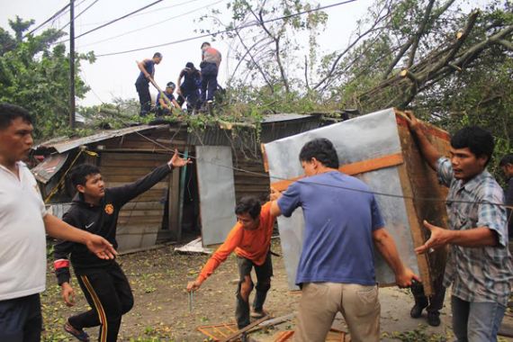 Anginnya Begitu Kencang, Anak Saya Ikut Terbang - JPNN.COM