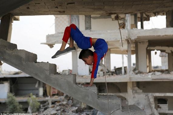 Lihat nih, Spiderman Palestina Beraksi di Celah Reruntuhan - JPNN.COM