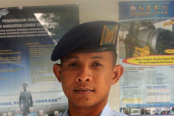 Anggota TNI AU Ini Selamatkan Pria Yang Hendak Bunuh Diri - JPNN.COM