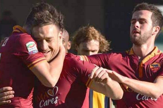 MAUT! Ini Gol Spektakuler Jarak 50 Meter Gelandang Roma ke Gawang Barca - JPNN.COM