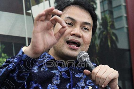 Main Kemenyan, Aziz Ramal Waktu Putusan Kisruh Golkar - JPNN.COM