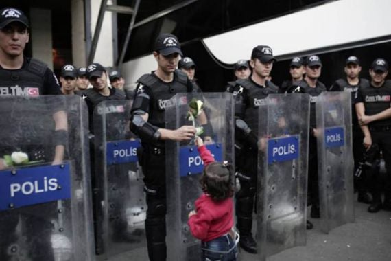 Kisah Setangkai Bunga dari Anak Pengungsi buat Polisi Anti Huru-Hara - JPNN.COM