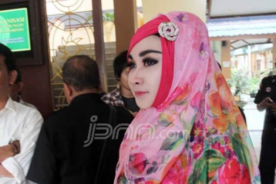 PARAH! Di Tempat Inilah Si Tante Cantik Sembunyikan Pria saat Sang Suami Masuk Kamar - JPNN.COM