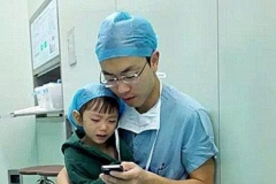 HEBOH Foto Seorang Dokter Tenangkan Anak Kecil sebelum Jalani Operasi - JPNN.COM