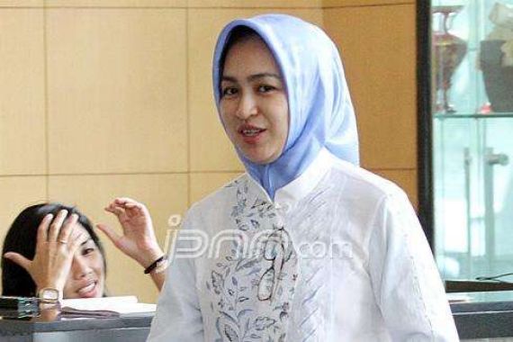 Melayat, Wali Kota Cantik Ini Belum Sempat Melihat Jenazah Bang Buyung - JPNN.COM