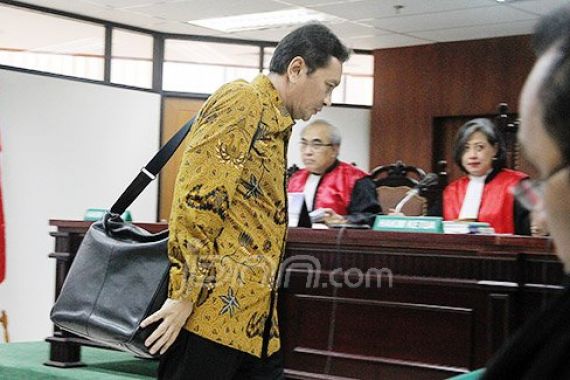 Haha...Saat Sidang di Kursi Roda, begitu Divonis Ringan Langsung Berdiri - JPNN.COM