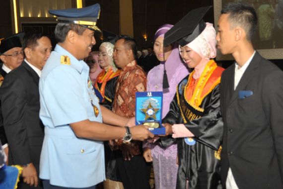 KSAU Kukuhkan 253 Lulusan Politeknik Kesehatan TNI AU - JPNN.COM