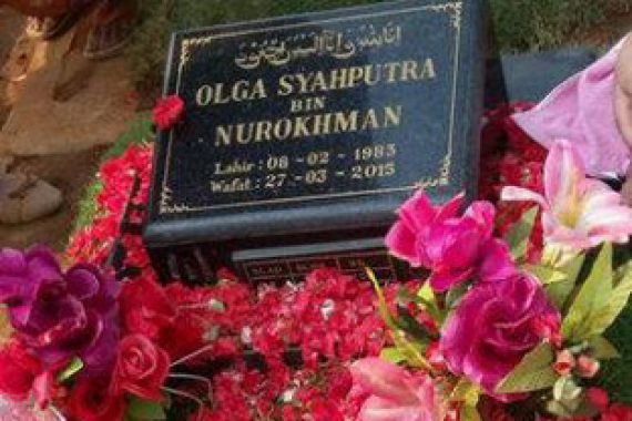 6 Bulan Wafatnya Olga, Makam Komedian Itu Dipenuhi Mawar Merah - JPNN.COM