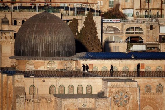 Ya Ampun! Bentrok Pecah di Al Aqsa, Polisi Sampai Memanjat Atap Masjid - JPNN.COM