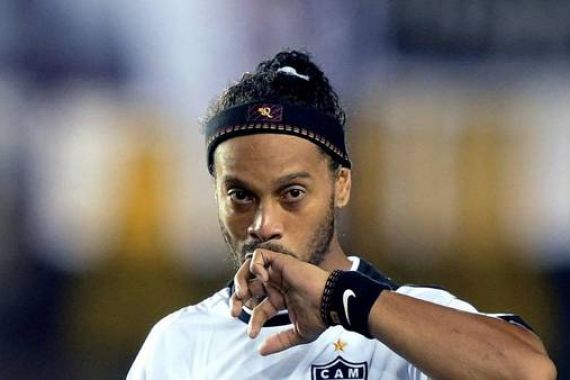 Baru Jalani 9 Laga, Ronaldinho Ditendang Raksasa Brasil - JPNN.COM