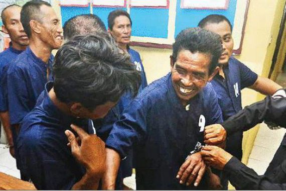 Hasil Rekonstruksi: Leher Salim Kancil Digergaji di Depan Anak-anak, Tak Mempan - JPNN.COM