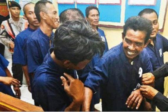 Para Pembunuh Salim Kancil Itu Mirip Centeng, Dibayar Bulanan - JPNN.COM