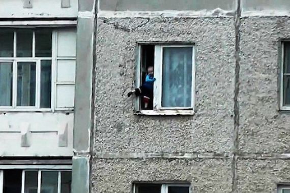 NGERI... Bocah Dua Tahun Berdiri Di Tepi Jendela Lantai Delapan saat Ibunya Memasak Di Dapur - JPNN.COM