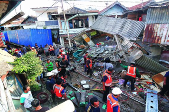 KA Logistik Hantam Pemukiman, Ini Kata PT KAI - JPNN.COM