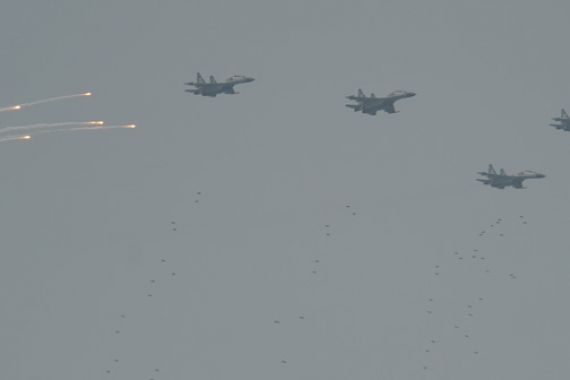 Lawan Musuh, Pesawat Tempur TNI AU Jatuhkan Puluhan Bom di Cilegon - JPNN.COM