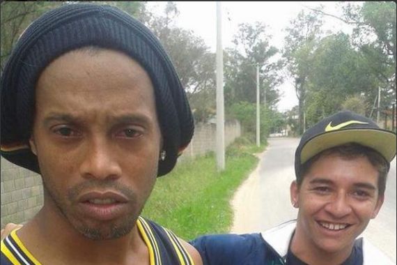 Konyol Nih! Kecelakaan Mobil, Ronaldinho Malah Diajak Selfie - JPNN.COM