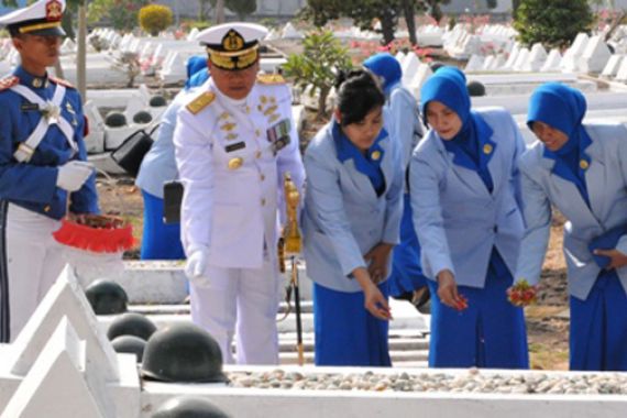 Begini Prajurit TNI Menghormati Pahlawan dan Seniornya - JPNN.COM