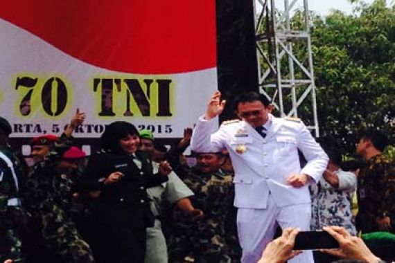 Tratakdungces... Ahok Asyik Goyang Dumang di HUT TNI - JPNN.COM