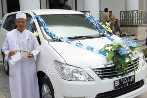 Pria Ini yang Dapat Hadiah Mobil Innova Karena Rajin Salat Berjamaah - JPNN.COM