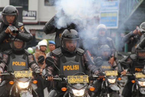 Mencekam... Puluhan Brimob Serang Pos Polisi di Siang Bolong, Anggota Polres Kocar-kacir - JPNN.COM