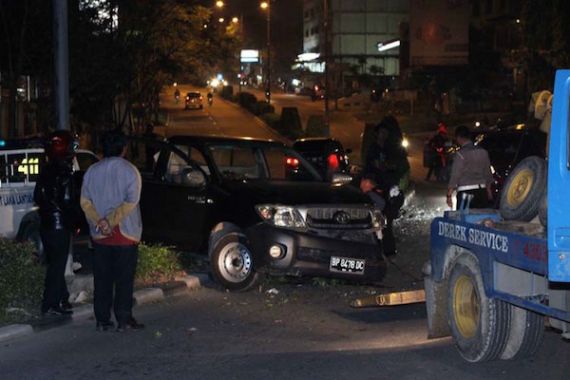 Sudahlah Mabuk, Tabrak Tiang Lampu Jalan Hingga Tumbang, Malah Sogok Polisi - JPNN.COM