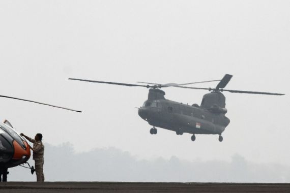 Giliran Singapura Daratkan Helikopter Chinook di Palembang, Ini Fotonya! - JPNN.COM