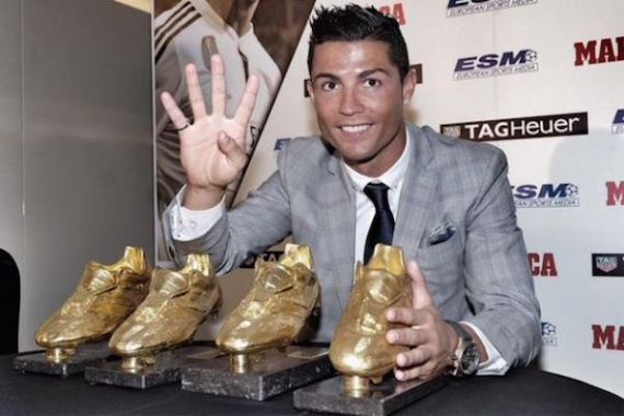 Wah Gantengnya Ronaldo saat Terima Trofi Sepatu Emas Kali Keempat, Ini Penampakannya - JPNN.COM