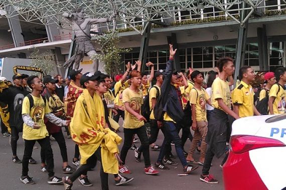 Setelah Bentrok, Pendukung Sriwijaya Digiring Keamanan Masuk Stadion - JPNN.COM