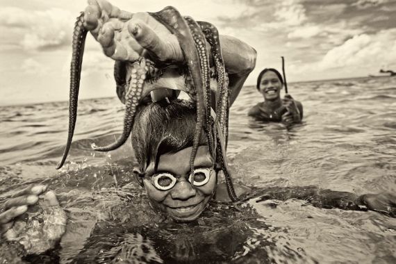Foto-foto Kehidupan Berbahaya Suku di Tepi Timur Laut Kalimantan Hebohkan Dunia - JPNN.COM