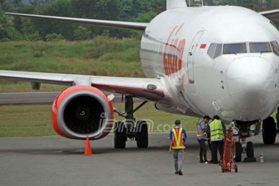 Bikin Panik, Pengendara Motor Tiba-tiba Nyelonong di Runway Bandara Hasanuddin - JPNN.COM