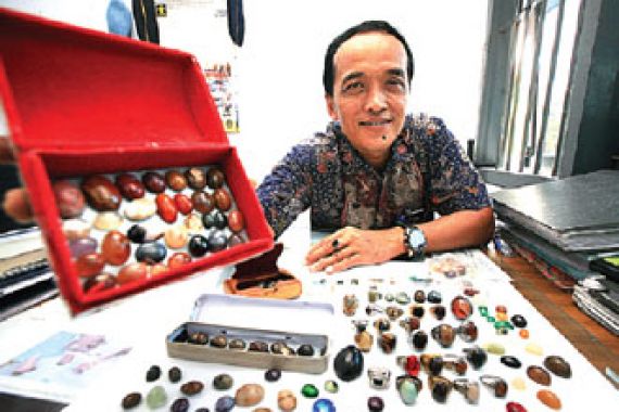 Bambang Sugianto yang 32 Tahun Mengoleksi Batu Akik, Awalnya Kalimaya Sang Ayah - JPNN.COM