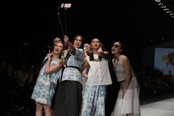 Tampil Perdana, Begini Gaya Melody, Veranda, Shania di JFW 2016 - JPNN.COM