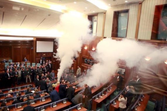 PARAH, Sidang Parlemen Kosovo Ricuh, Oposisi Sampai Tembakan Gas Air Mata - JPNN.COM