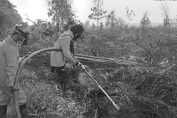 Wiwiek Anggraini, Perempuan Relawan Pemadam Karhutla di Riau, Semangat meski Sesak Napas - JPNN.COM