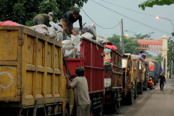 Gawat! Siang Hari, Truk Sampah DKI tak Boleh Lewat Bekasi - JPNN.COM