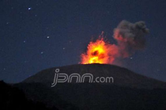Gunung Rinjani Meletus, Bandara Banyuwangi Diawasi Ketat - JPNN.COM
