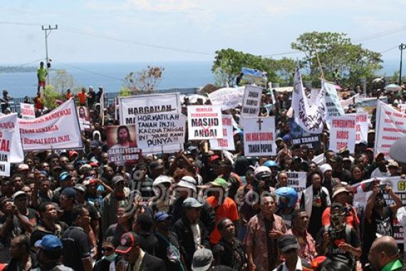 Lihat, Ini Foto Ribuan Warga yang Berdemo Menolak Pembangunan Masjid - JPNN.COM