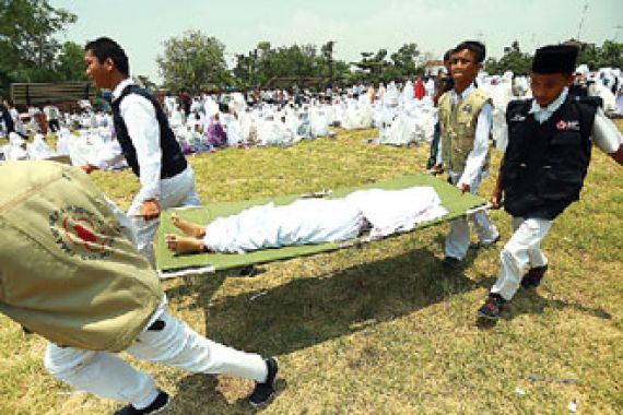 Salat Minta Hujan, Sejumlah Perempuan Malah Kepanasan - JPNN.COM